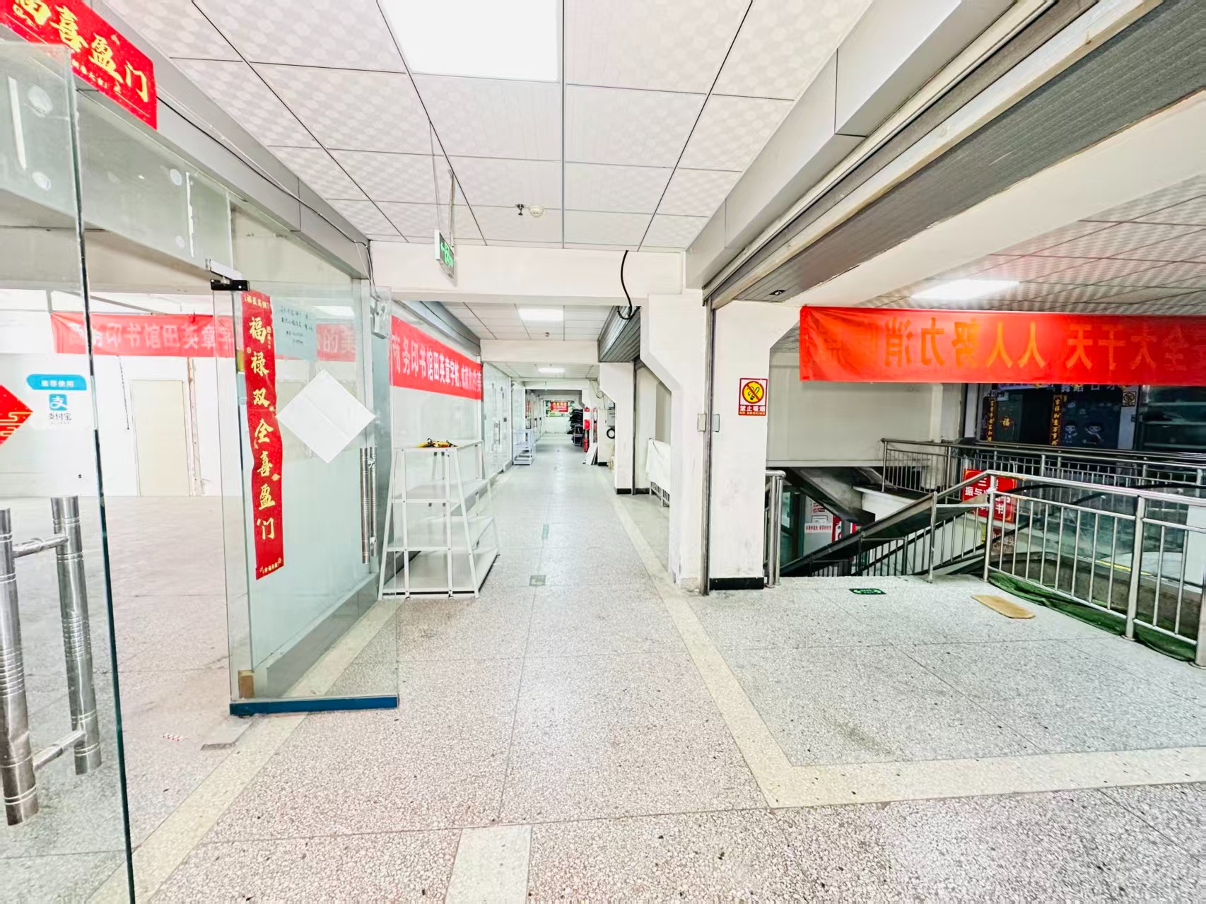 盘龙陵园路引入人工智能技术应用场景，推动AI与商业、零售、电商、企业服务等领域融合发展。