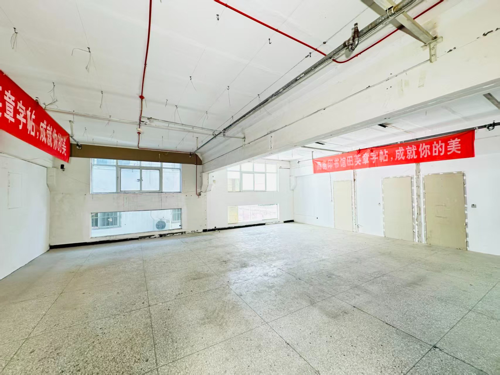 盘龙陵园路重点吸引人工智能应用、数字经济、电商直播、智能制造服务、软件开发、科技创新企业及创业团队入驻